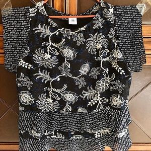 Cabi navy, black & white lined flutter sleeve top, size L